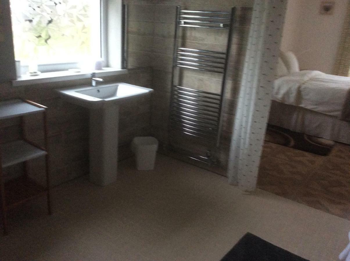 Hotel Pembrokeshire Fields Haverfordwest Esterno foto
