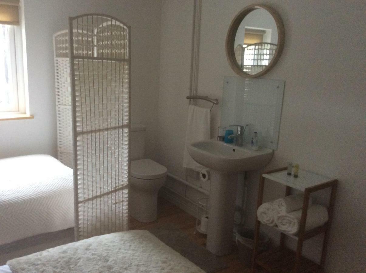 Hotel Pembrokeshire Fields Haverfordwest Esterno foto